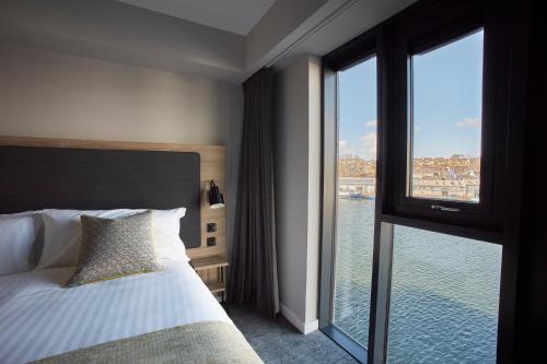 Postel nebo postele na pokoji v ubytování Tŷ Milford Waterfront
