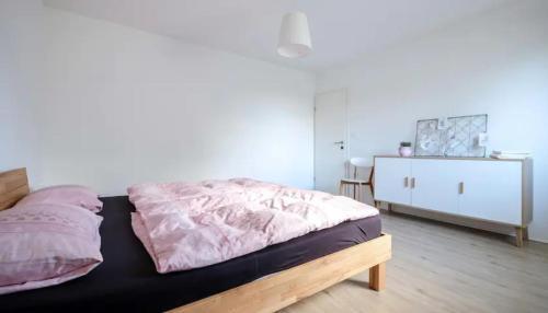 1 dormitorio con 1 cama y vestidor en Central Garden House (family friendly!), en Postojna