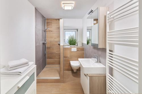 La salle de bains est pourvue de toilettes et d'un lavabo. dans l'établissement Haus Gohlke am See, à Füssen