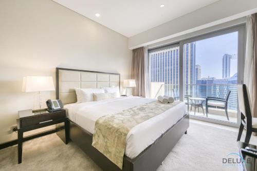 Postel nebo postele na pokoji v ubytování Steps Away From Marina Mall with Iconic Marina Canal Views, The Address Residences, Dubai Marina by Deluxe Holiday Homes