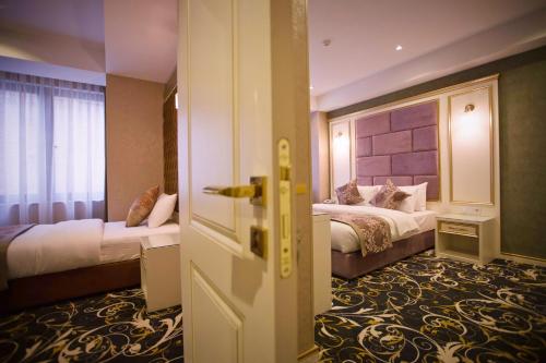 Ένα ή περισσότερα κρεβάτια σε δωμάτιο στο Gold Tbilisi Hotel