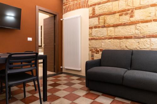 una sala de estar con un sofá y una mesa en ROMA PREMIUM by IDEA MONFERRATO sas, en Casale Monferrato