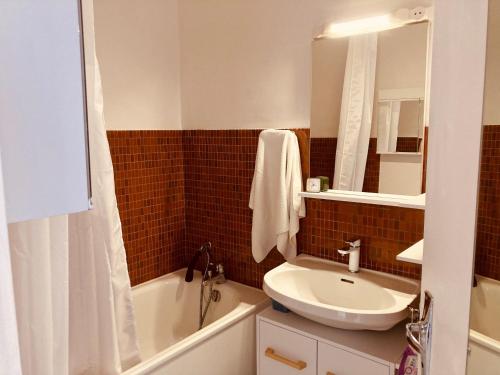 La salle de bains est pourvue d'un lavabo, de toilettes et d'une baignoire. dans l'établissement Maison des loriots, charme marin, plage à 100m, à Saint-Jean-de-Monts