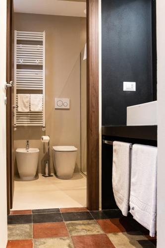 a bathroom with a toilet and a sink at ROMA PREMIUM by IDEA MONFERRATO sas in Casale Monferrato