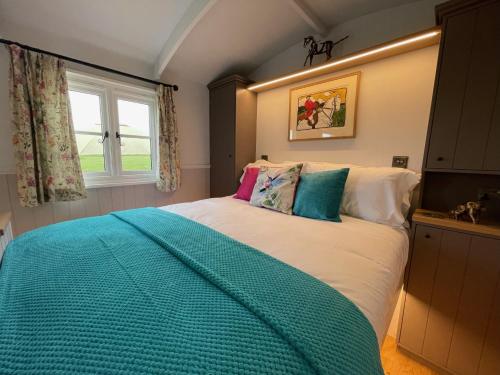 Katil atau katil-katil dalam bilik di 'The Barrington' - Westwell Downs Shepherd Huts