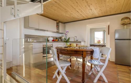 A kitchen or kitchenette at Amazing Home In Belvedere Fogliense