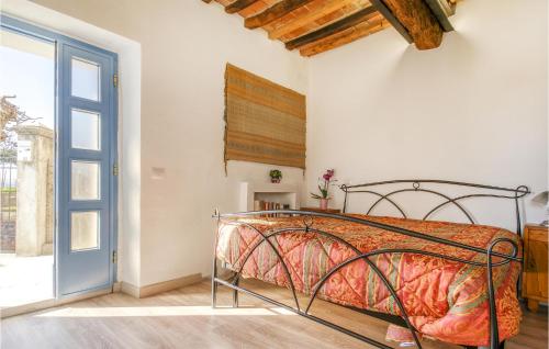 1 dormitorio con 1 cama en una habitación con ventana en Amazing Home In Belvedere Fogliense With Kitchen, en Belvedere Fogliense