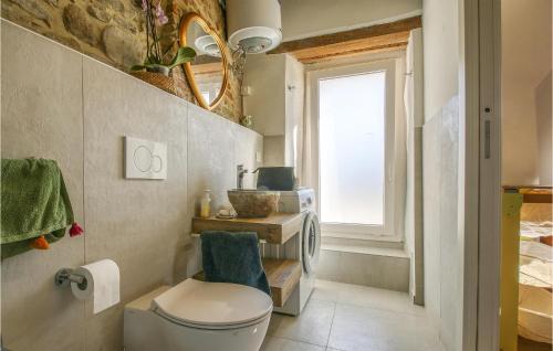 Et bad på Amazing Home In Belvedere Fogliense With Kitchen