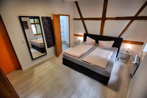 Cama o camas de una habitación en Zum Alten Krug