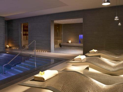 um quarto de hotel com piscina e spa em Maryborough Hotel & Spa em Cork