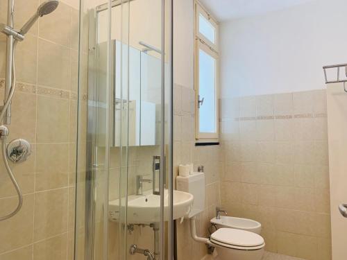La salle de bains est pourvue de toilettes, d'un lavabo et d'une douche. dans l'établissement Albero d'Oro, à Levanto