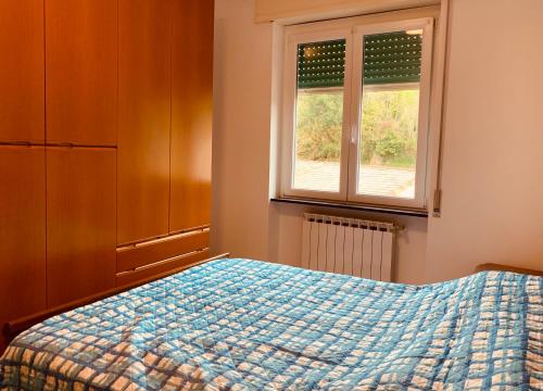 - une chambre avec un lit et une fenêtre dans l'établissement Albero d'Oro, à Levanto