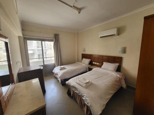 เตียงในห้องที่ Regency Hotel