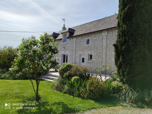 a stone building with a tree in front of it at Rêves & Rivière in Rivière