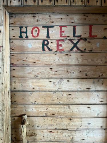 a wooden wall with a sign that reads hotel reborn at Sakrisøy Rorbuer in Reine