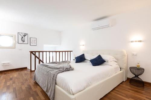 A bed or beds in a room at Campo dè Fiori Detached Apartment Eligio - Top Collection