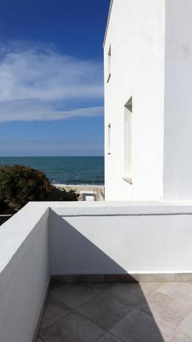 Vista generica sul mare o vista sul mare dall'interno dell'appartamento