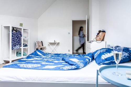 Schlafzimmer mit einem Bett mit blauer Bettwäsche und einem Tisch in der Unterkunft Gvendolína in Lejčkov