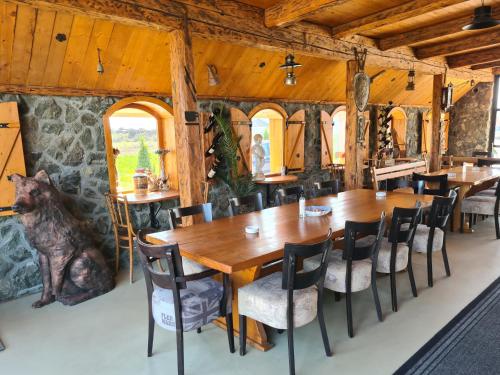 una sala da pranzo con un grande tavolo in legno e sedie di Garni Hotel & Spa Nicolo a Kruševac