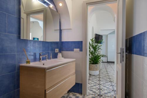 La salle de bains est pourvue d'un lavabo et d'un miroir. dans l'établissement Casa Terry, à Praiano