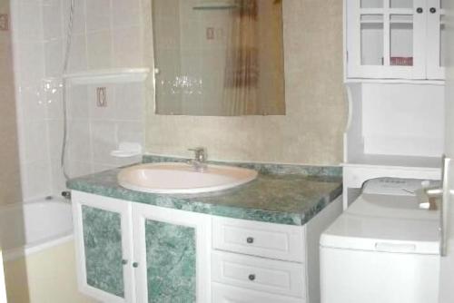 a bathroom with a sink and a mirror at Appartement charmant à Cagnes-sur-Mer - 38 m² - Piscine in Cagnes-sur-Mer