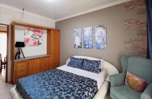 um quarto com uma cama e uma cadeira em Villa Anna em Limenas