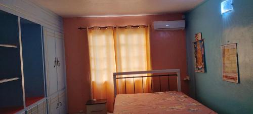 Tempat tidur dalam kamar di 2 bedrooms house with jacuzzi terrace and wifi at Chamouny 4 km away from the beach