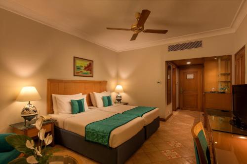 Postel nebo postele na pokoji v ubytování Kenilworth Resort & Spa, Goa