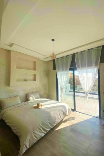 Katil atau katil-katil dalam bilik di Spacious house near Asilah with shared pool