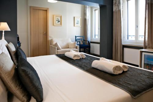 Postel nebo postele na pokoji v ubytování Hotel Broletto - Centro Storico