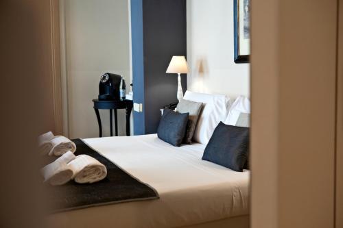 um quarto de hotel com uma cama com toalhas em Hotel Broletto em Mantova
