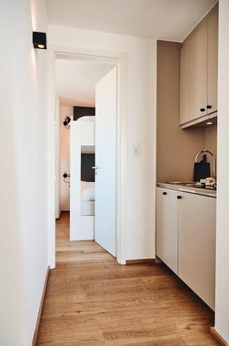 Una cocina o zona de cocina en Hotel Haus am Meer
