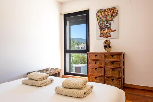 Un pat sau paturi într-o cameră la Villa Sa Marinada | 100m de Mar
