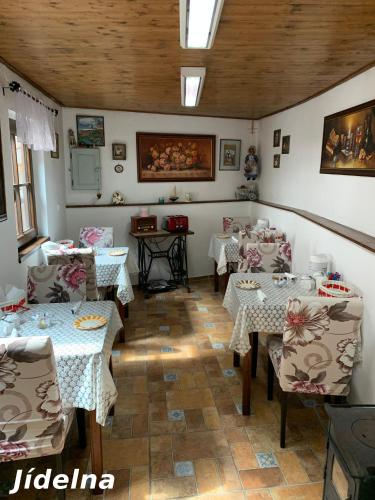 Un restaurante con mesas y sillas en una sala. en Pension Krasne Udoli, en Český Krumlov