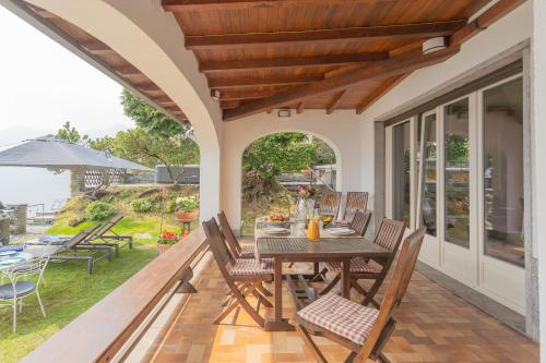 Patio nebo venkovní prostory v ubytování Villa Bianca - Front Lake Pool by Rent All Como