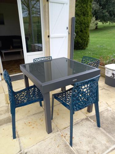 a black ping pong table and two chairs at la serenité in Saint-Vivien-de-Monségur