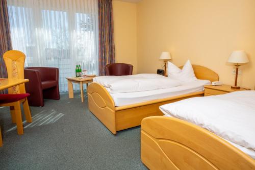 Un pat sau paturi într-o cameră la Hotel Heikenberg