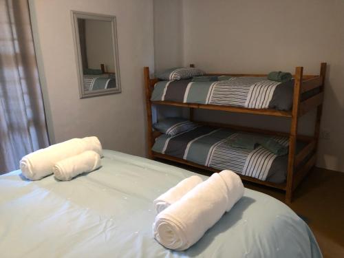 Habitación con 2 literas y toallas. en Old Cape on The Marina - The flamingo : unit 8, en Velddrif