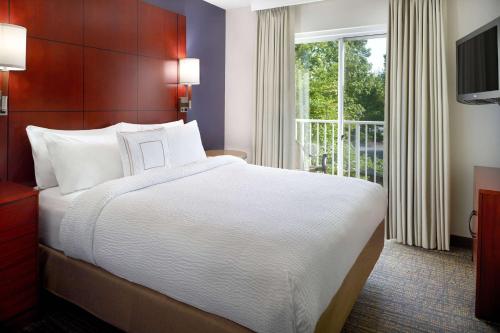 pokój hotelowy z dużym łóżkiem i oknem w obiekcie Sonesta ES Suites Atlanta Alpharetta Windward w mieście Alpharetta