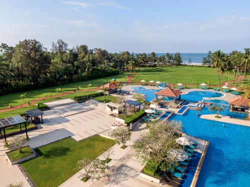 una vista aérea de una piscina en un complejo en Kenilworth Resort & Spa, Goa, en Utorda