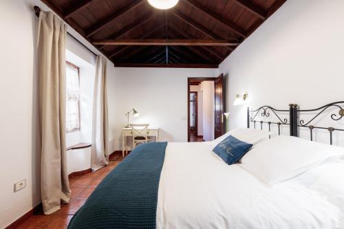 A bed or beds in a room at Facundo B