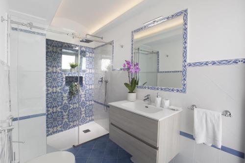 łazienka z umywalką i prysznicem w obiekcie Estate4home - Casa Darly w mieście Positano