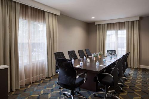 Zona business o sala conferenze di Sonesta ES Suites Fresno