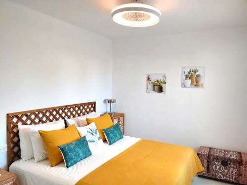 Een bed of bedden in een kamer bij Apartment Aqui Todo Empieza - Pool view - Free WiFi - smart TV-Residence Senator