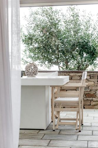 Балкон или терраса в White Tinos Luxury Suites