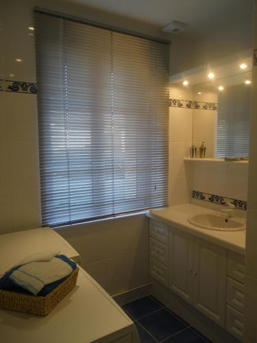 une salle de bain avec une baignoire, un lavabo et un miroir dans l'établissement Gîte La Grange 8personnes au sein d'un élevage de Chevaux, à Brucquedal