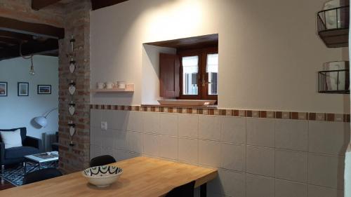 リャネスにあるEl Cantón de Poo, agradable casa adosada a 800m de la playa VV-2256-ASのキッチン(テーブル付)、壁掛け鏡