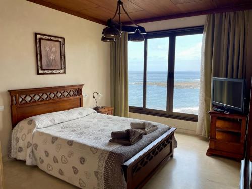 A bed or beds in a room at Luxury Villa Los Gigantes