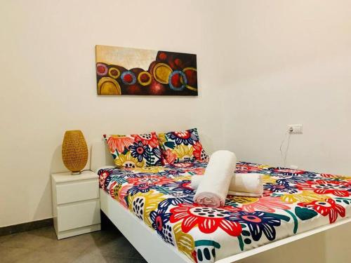 カディスにあるLa Primera de Occidenteのベッドルーム1室(ベッド1台付)が備わります。壁には絵画が飾られています。