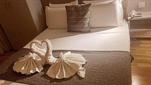 a bed with two swans made out of towels at Hotel Excelsior in Lisbon